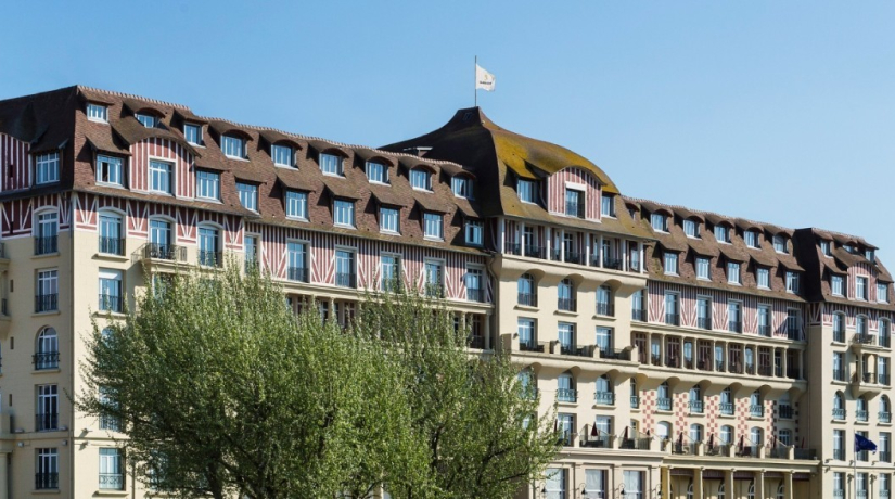 Hôtel Barrière Le Normandy Deauville и Hôtel Barrière Le Royal Deauville в Довиле