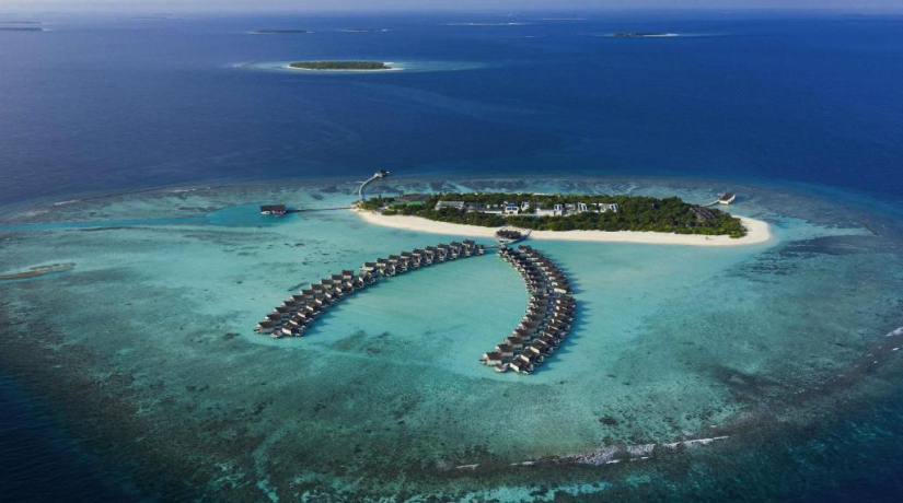 Kuredhivaru Resort and Spa Maldives: скидки до 45 %, апгрейд до ALL и кино под звёздами для гостей пляжных вилл