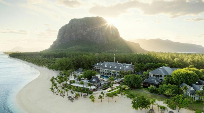 The St. Regis Le Morne Resort, Mauritius: скидки до 40 % и бесплатное проживание для детей до 12 лет в зимнем сезоне
